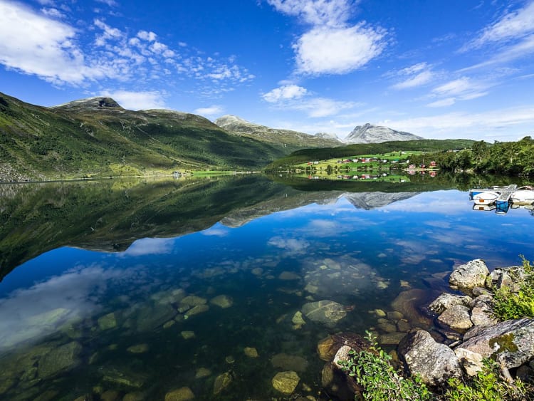 Eisdal, Norwegen - Klare Spiegelung von Bergen im ruhigen See