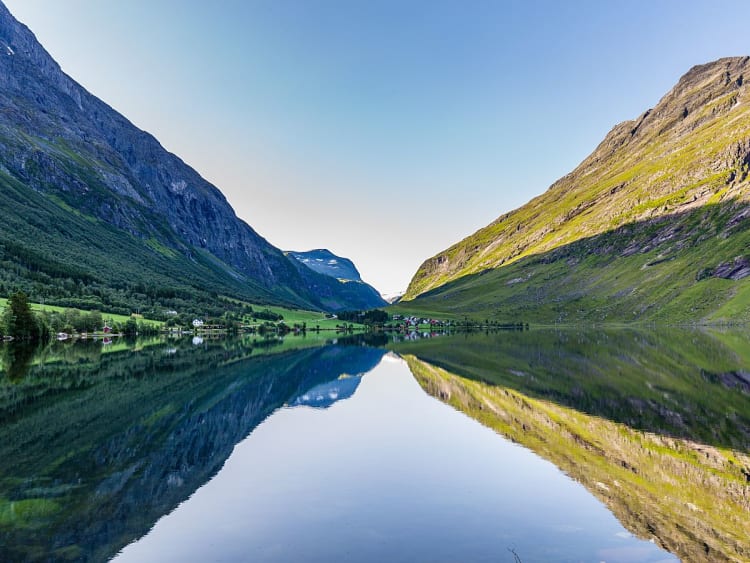 Eisdal, Norwegen - Fjordspiegelung zwischen steilen Bergh&auml;ngen
