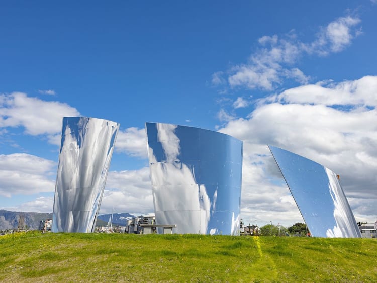 Br&oslash;nn&oslash;ysund, Norwegen - Gl&auml;nzende Skulptur aus drei gebogenen Stahlplatten