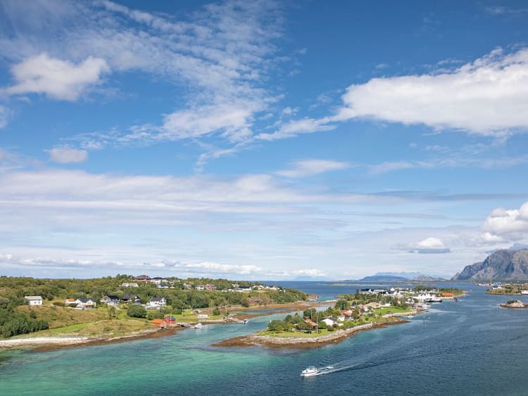 Br&oslash;nn&oslash;ysund, Norwegen - K&uuml;stenlandschaft mit kleinen Inseln im blauen Meer