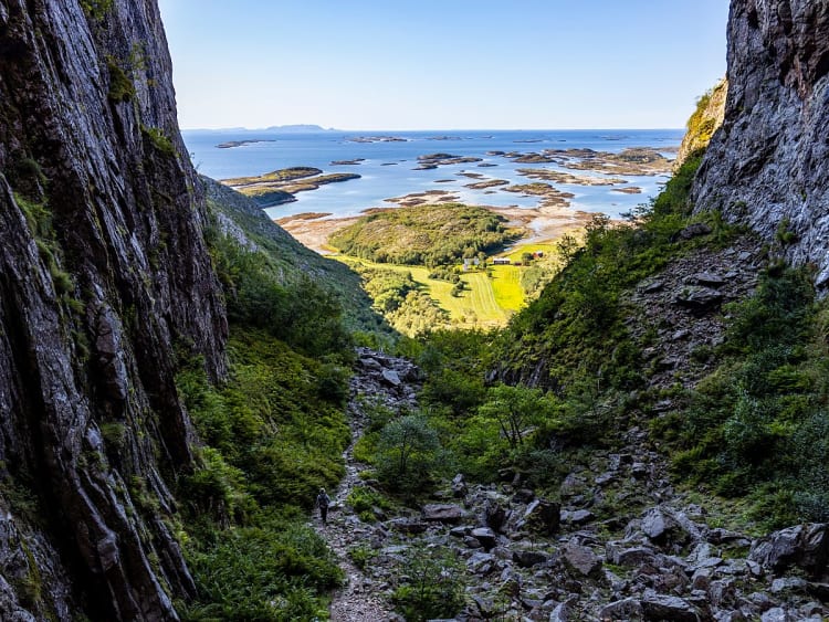 Br&oslash;nn&oslash;ysund, Norwegen - Blick durch Felsen auf K&uuml;steninseln und Meer