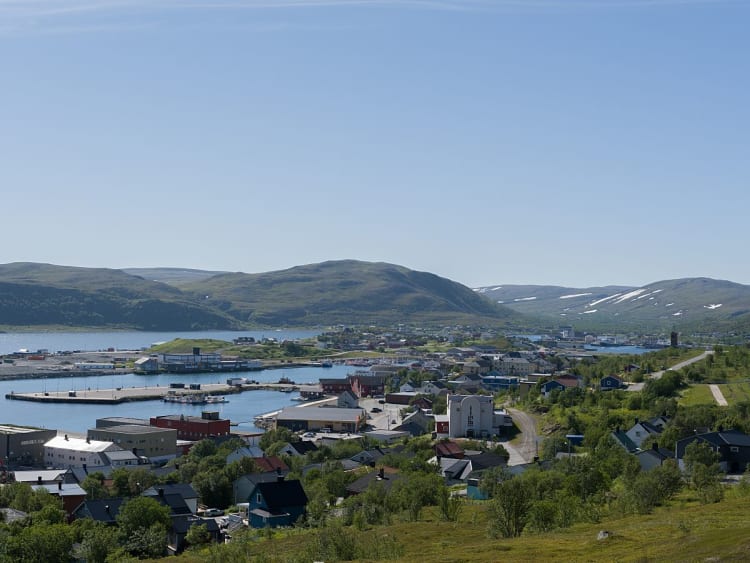 B&aring;tsfjord, Norwegen - Blick &uuml;ber Hafenstadt mit umliegenden Bergen