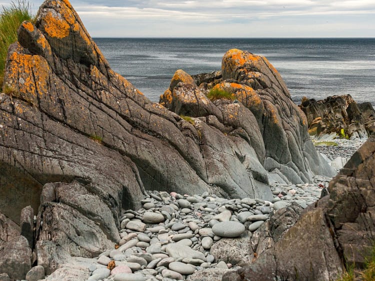 Berlev&aring;g, Norwegen - Schroffe K&uuml;stenfelsen mit Kiesstrand am Nordmeer
