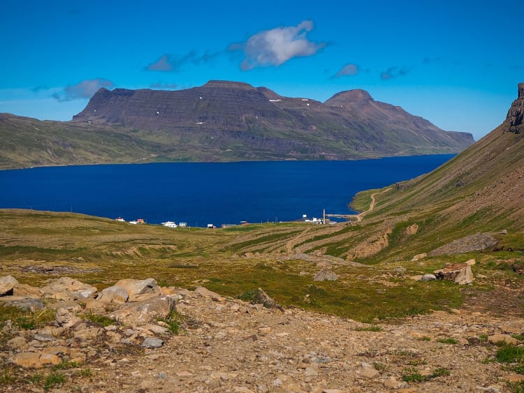 Dj&uacute;pav&iacute;k, Island - Blick &uuml;ber Fjord und Berge mit kleiner K&uuml;stensiedlung