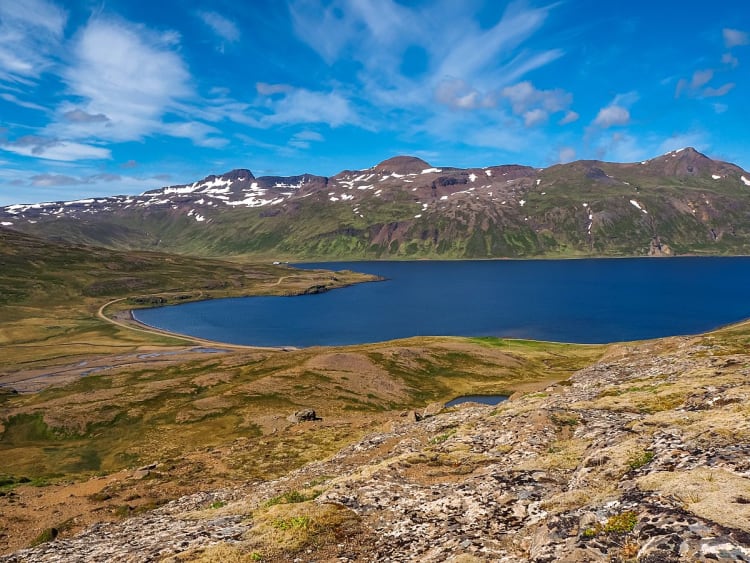 Dj&uacute;pav&iacute;k, Island - Weite Landschaft mit Fjord und Bergen im Sonnenlicht