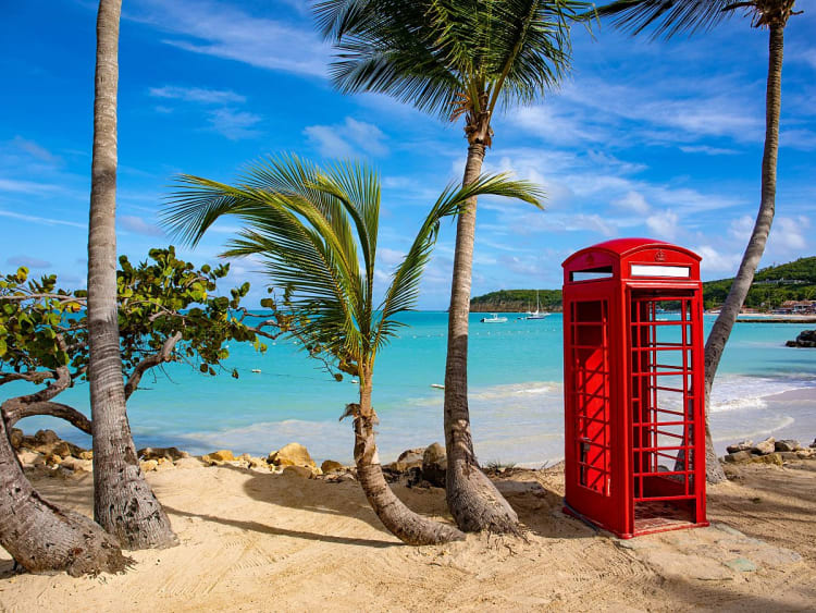 Barbuda, Antigua und Barbuda - Rote Telefonzelle am Palmenstrand