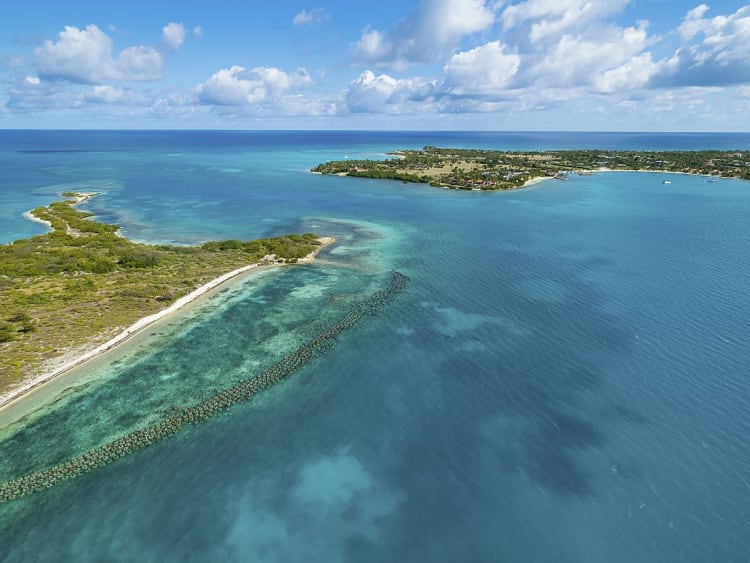 Barbuda, Antigua und Barbuda - Luftaufnahme mit t&uuml;rkisblauen Lagunen