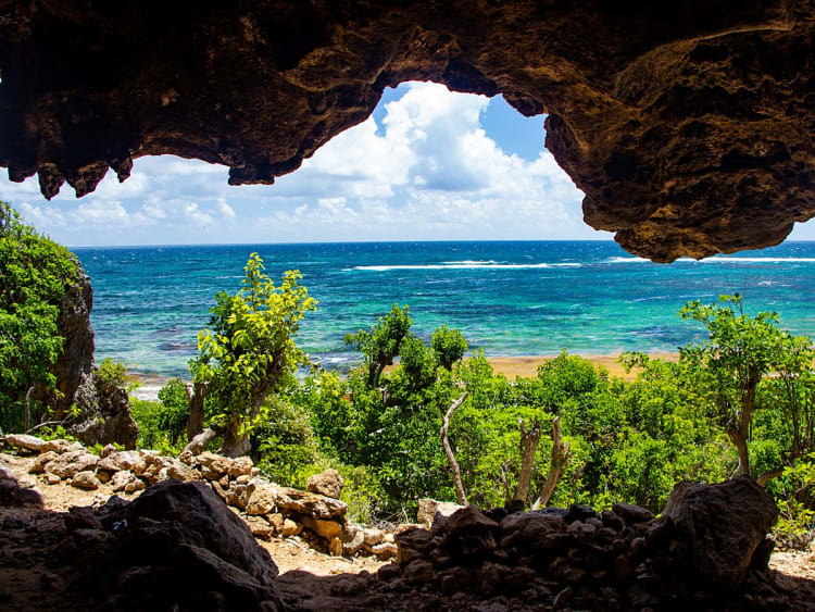 Barbuda, Antigua und Barbuda - Blick aus H&ouml;hle auf Strand und Meer