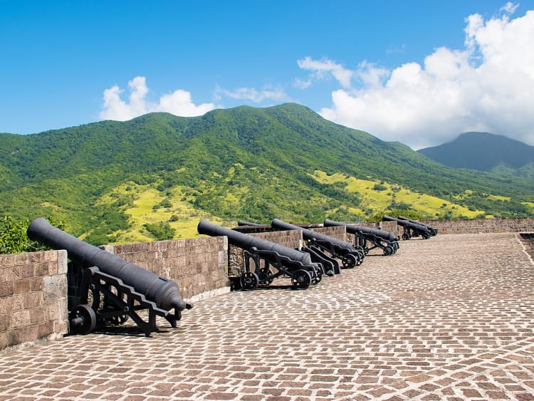 Basseterre, St. Kitts und Nevis &ndash; Alte Kanonen mit Bergblick