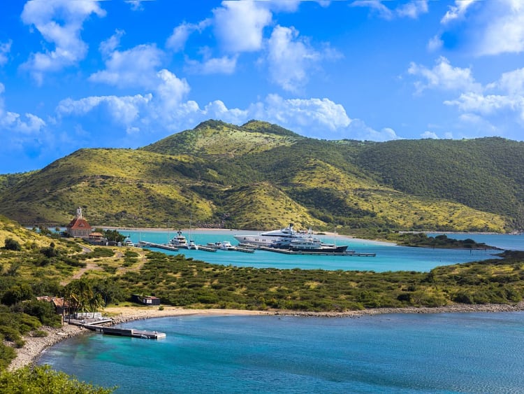 Basseterre, St. Kitts und Nevis &ndash; Segelyachten vor gr&uuml;nen H&uuml;geln