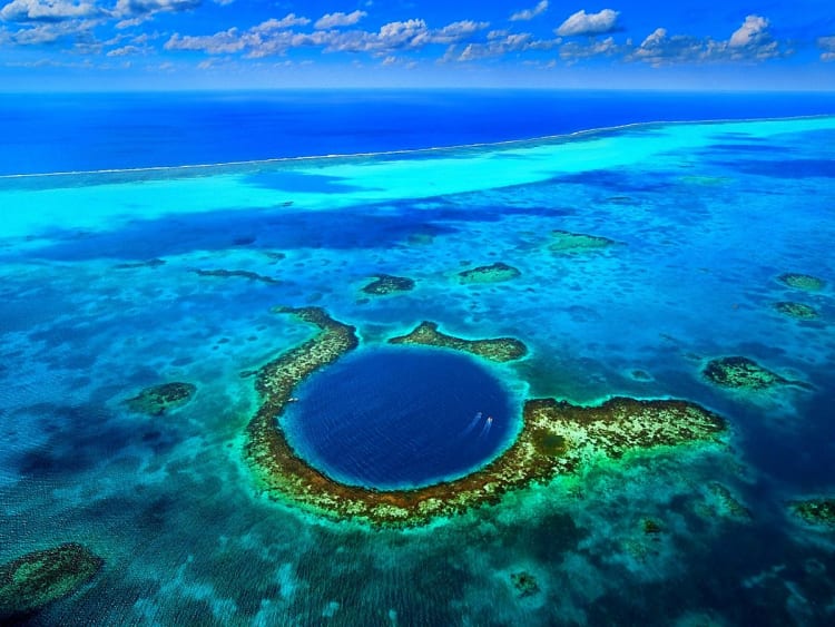 Belize City, Belize - Luftaufnahme des Great Blue Hole im Meer