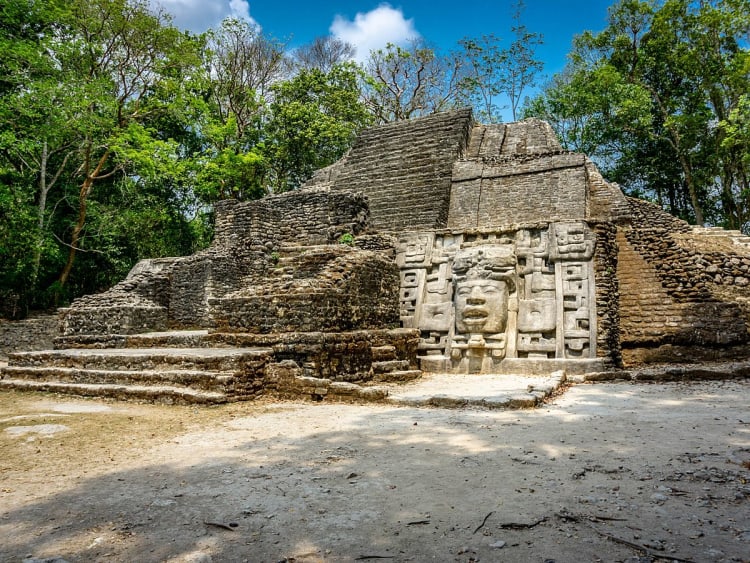 Belize City, Belize - Antike Tempelruine mit Steingesicht im Dschungel