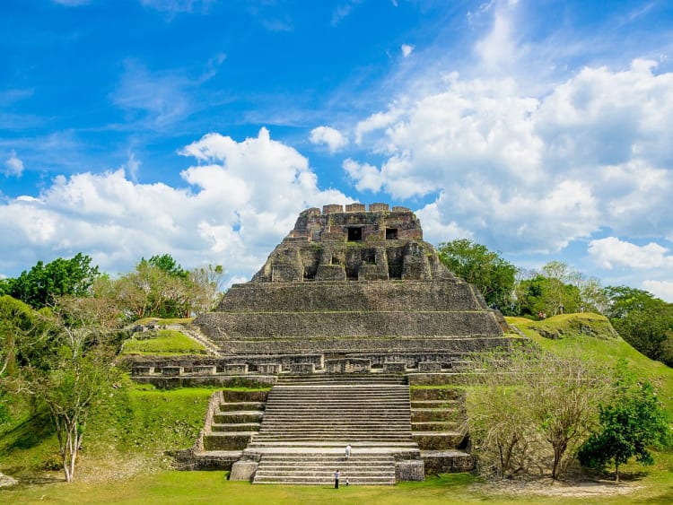 Belize City, Belize - Stufenpyramide der Maya mit gr&uuml;nem Vorplatz
