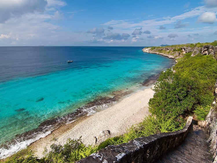 Bonaire, Niederl&auml;ndische Antillen - K&uuml;ste mit t&uuml;rkisfarbenem Wasser und Kiesstrand