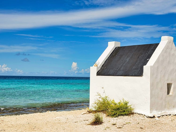 Bonaire, Niederl&auml;ndische Antillen - Wei&szlig;es Steinhaus vor t&uuml;rkisfarbenem Meer