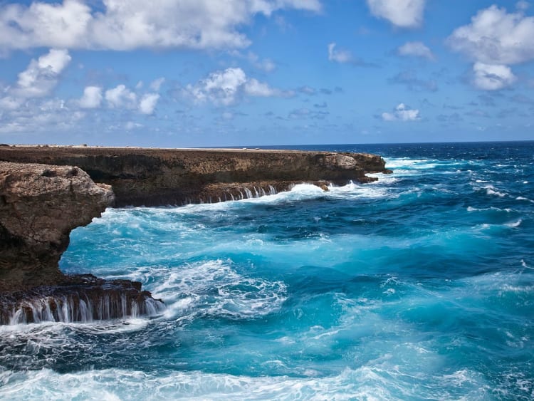 Bonaire, Niederl&auml;ndische Antillen - Wellen schlagen an raue Felsenk&uuml;ste