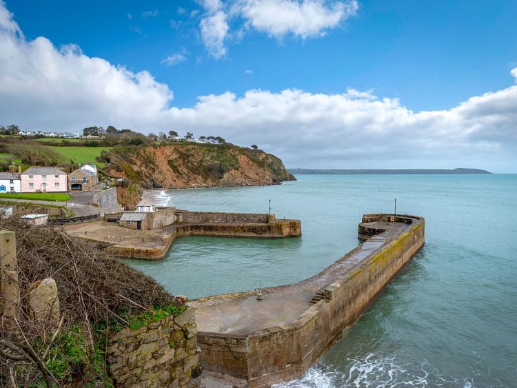 Charlestown, St. Kitts und Nevis - Historischer Hafen mit Steinmauern an der K&uuml;ste