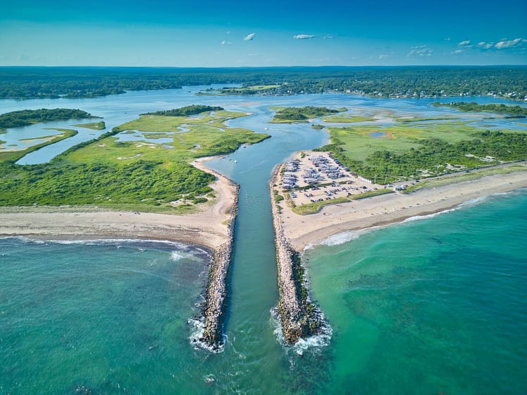 Charlestown, St. Kitts und Nevis - Luftaufnahme mit Flussm&uuml;ndung und Sandstr&auml;nden am Atlantik