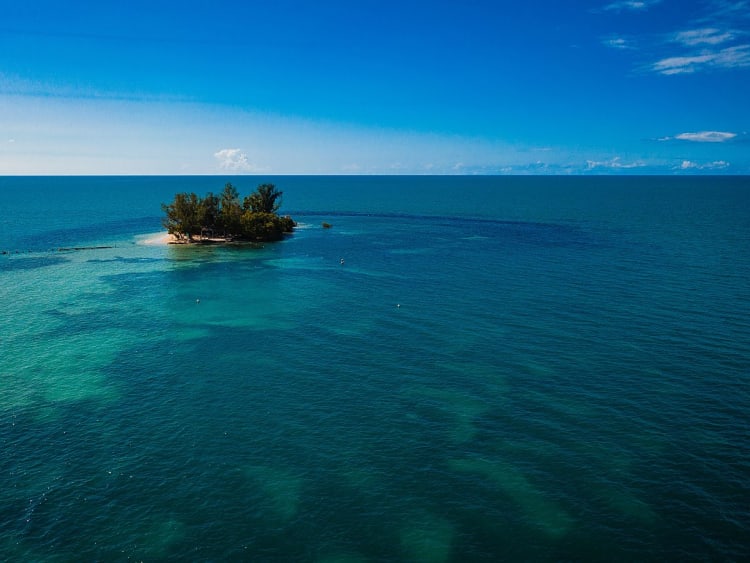 Cabo Rojo, Dominikanische Republik - Kleine gr&uuml;ne Insel im weiten Karibikmeer