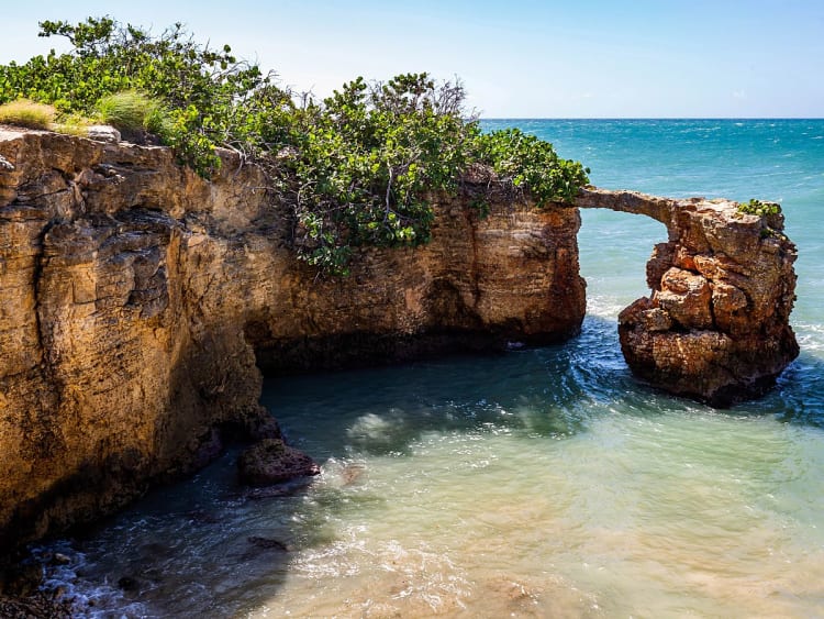 Cabo Rojo, Dominikanische Republik - Felsentor an der K&uuml;ste &uuml;ber t&uuml;rkisblauen Wellen