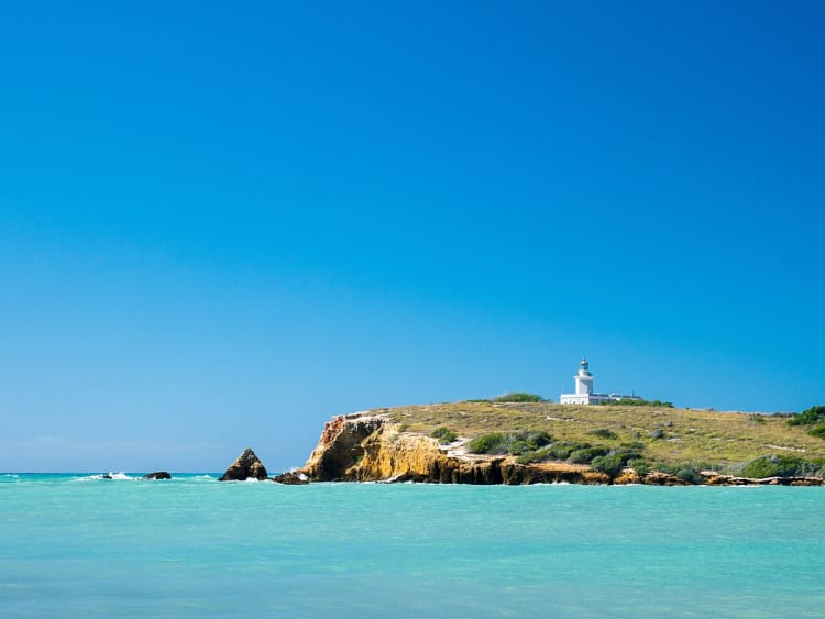 Cabo Rojo, Dominikanische Republik - Wei&szlig;er Leuchtturm auf Felsen &uuml;ber dem Meer