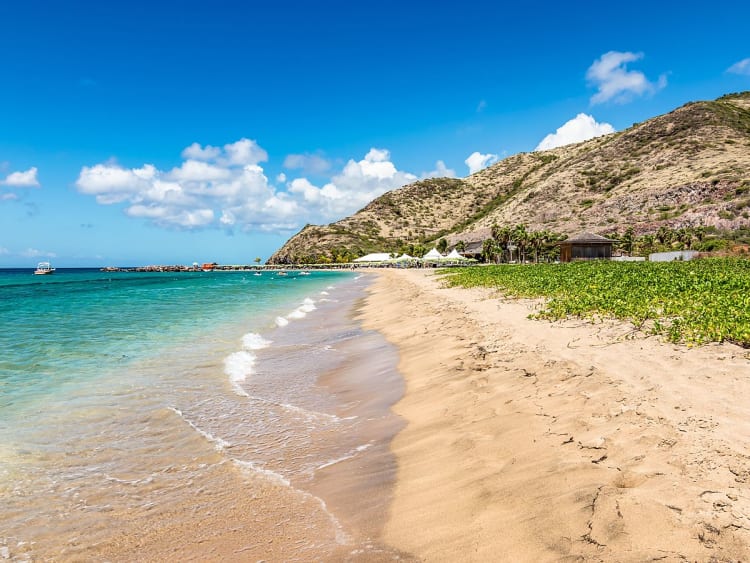 Carambola Beach, St. Kitts und Nevis - Karibikstrand mit klarem Wasser und Bergen
