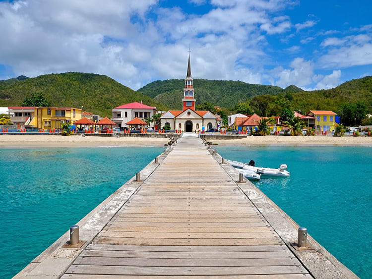 Beach, Martinique - Steg f&uuml;hrt zur Kirche im bunten Dorf am Meer