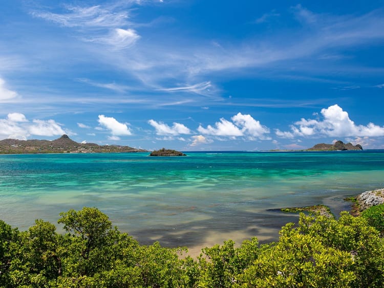 Carriacou, Grenada - Blick auf t&uuml;rkisblaues Meer mit Inseln