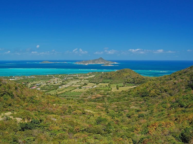Carriacou, Grenada - Panoramablick auf Inselk&uuml;ste und Karibisches Meer
