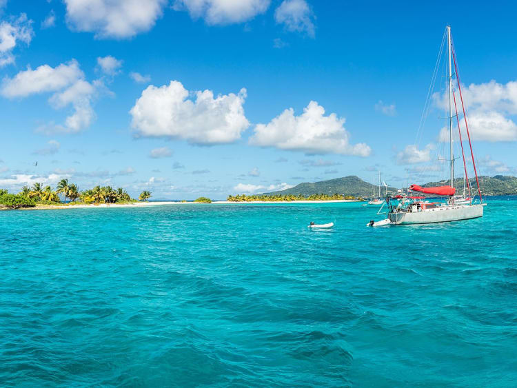 Carriacou, Grenada - Boot vor t&uuml;rkisfarbenem Wasser