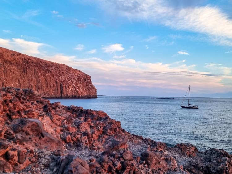 Los Cristianos, Kanaren - Steilk&uuml;ste bei Monta&ntilde;a Roja mit Segelboot im Meer