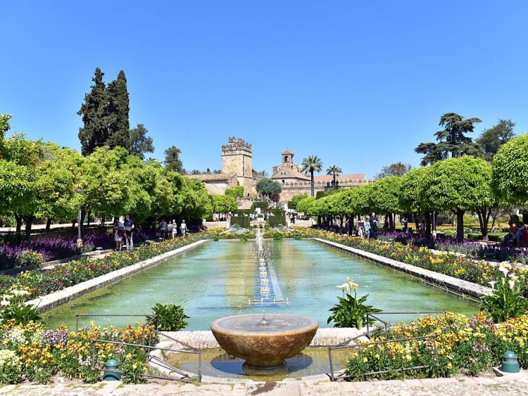 Los Cristianos, Kanaren - K&ouml;nigliche G&auml;rten mit Brunnen und Palmen am Alc&aacute;zar
