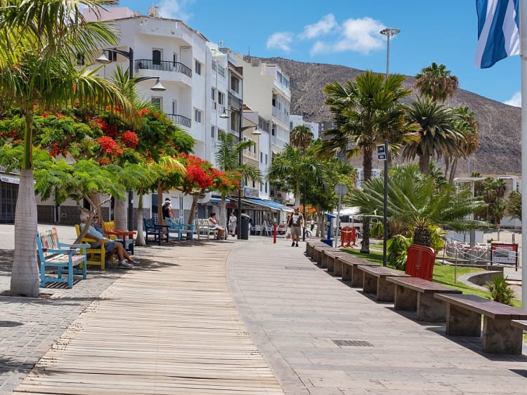 Los Cristianos, Kanaren - Promenade mit Palmen und bunten Blumen am Hafen
