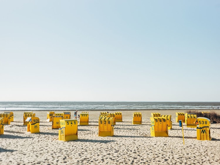 Cuxhaven, Deutschland - Gelbe Strandk&ouml;rbe am weiten Nordseestrand