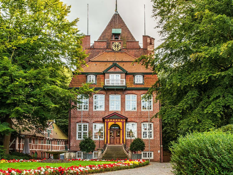 Cuxhaven, Deutschland - Historisches Rathaus aus Backstein mit Blumengarten
