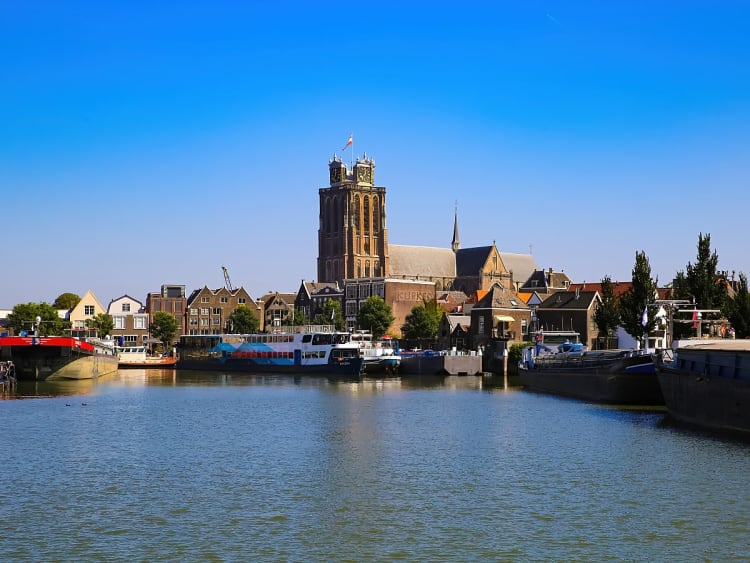 Dordrecht, Niederlande - Schiffe im Hafen mit Grote Kerk im Zentrum