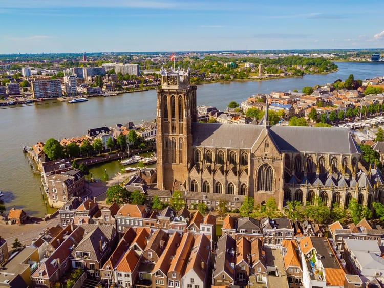 Dordrecht, Niederlande - Grote Kerk &uuml;berragt Altstadt und Wasserwege