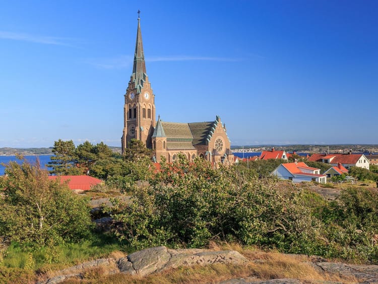 Lysekil, Schweden &ndash; Gro&szlig;e Kirche mit hohem Turm &uuml;ber dem Skagerrak