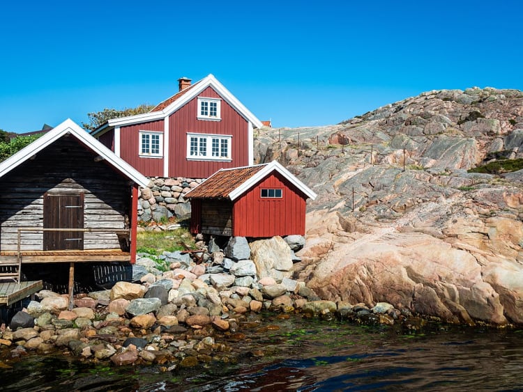 Lysekil, Schweden &ndash; Traditionelle Holzh&auml;user schmiegen sich an Granitfelsen