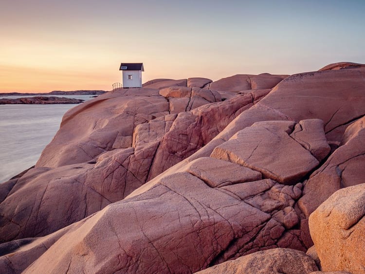 Lysekil, Schweden &ndash; Kleines wei&szlig;es Haus steht einsam auf Granitklippen