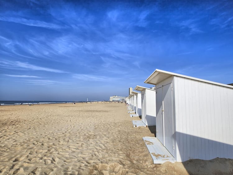 Oostende, Belgien - Wei&szlig;e Strandh&auml;uschen reihen sich am weiten Nordseestrand