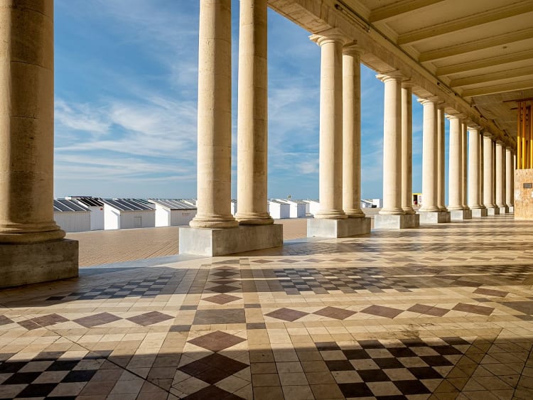 Ostende, Belgien &ndash; Historische S&auml;ulenhalle mit Blick auf die Strandpromenade