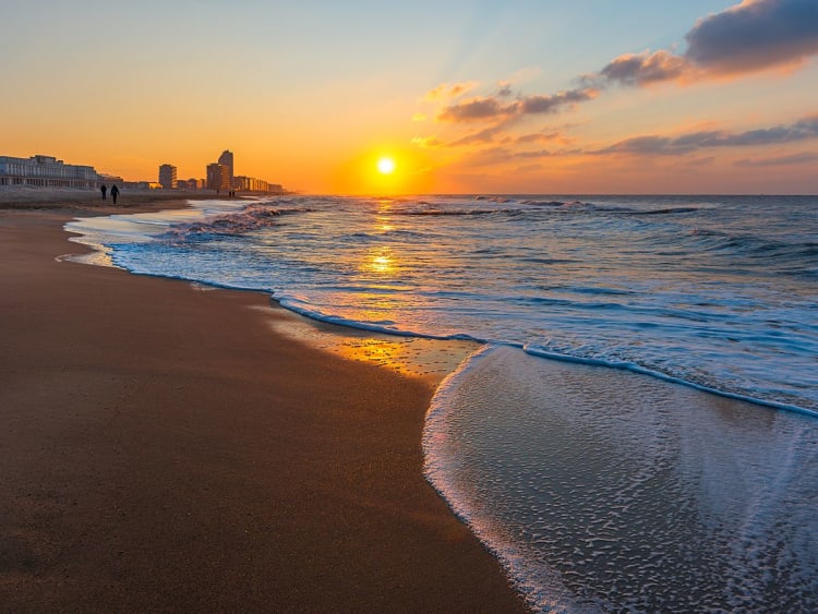 Ostende, Belgien &ndash; Abendstimmung mit Sonne &uuml;ber Meer und Strandpromenade