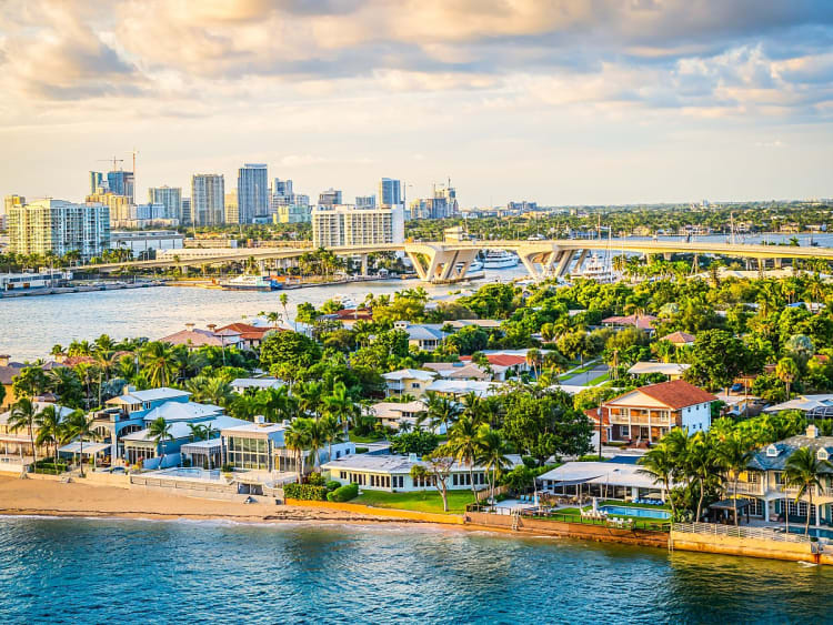 Fort Lauderdale, USA &ndash; Blick auf Kan&auml;le und moderne Hochh&auml;user im Abendlicht