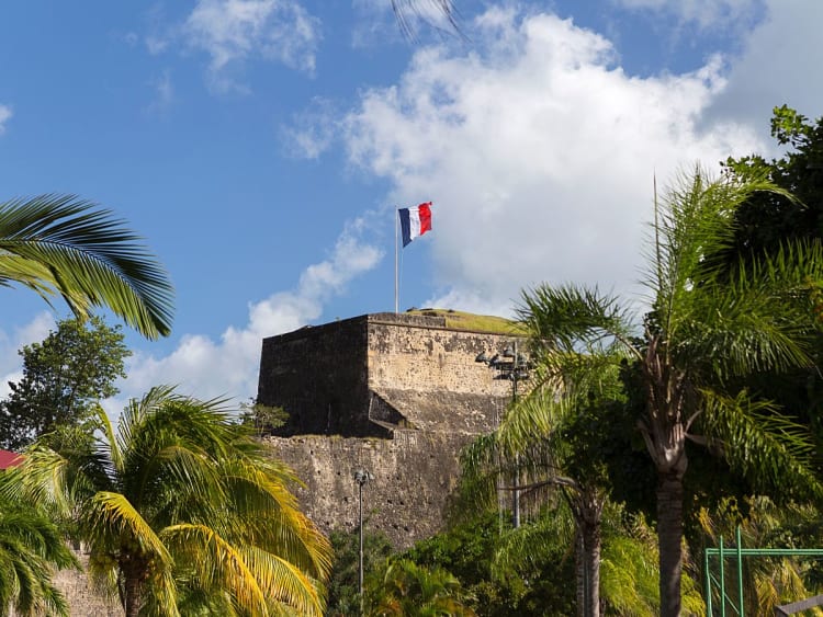 Fort-de-France, Martinique &ndash; Historisches Fort Saint-Louis mit wehender Flagge