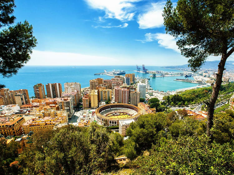 M&aacute;laga, Spanien &ndash; Panorama mit Altstadt, Arena und modernem Kreuzfahrthafen
