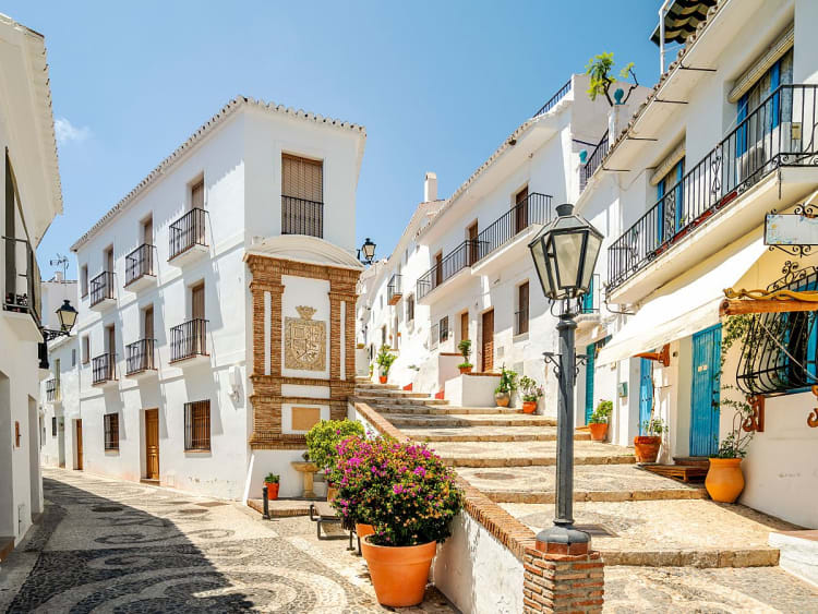 M&aacute;laga, Spanien &ndash; Gasse mit wei&szlig;en H&auml;usern und Blument&ouml;pfen in Andalusien