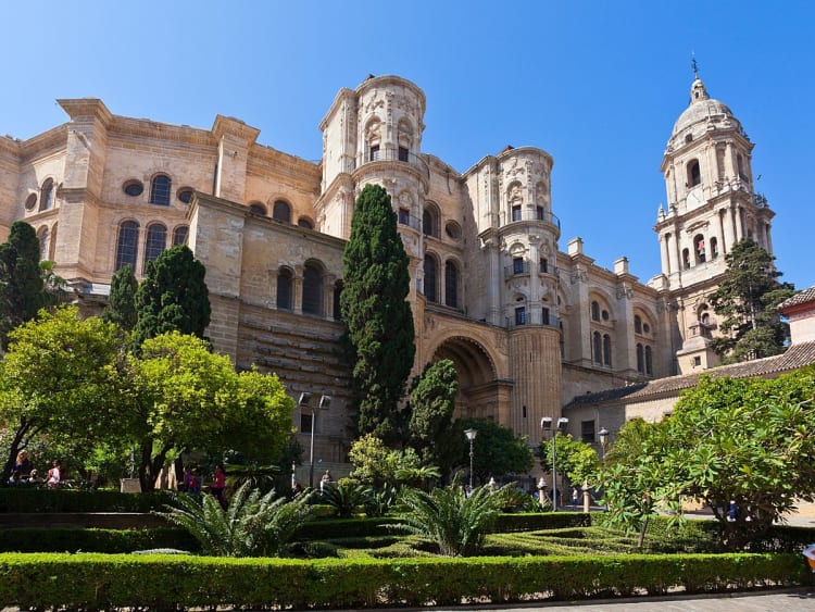 M&aacute;laga, Spanien &ndash; Kathedrale mit Orangenb&auml;umen im gr&uuml;nen Garten