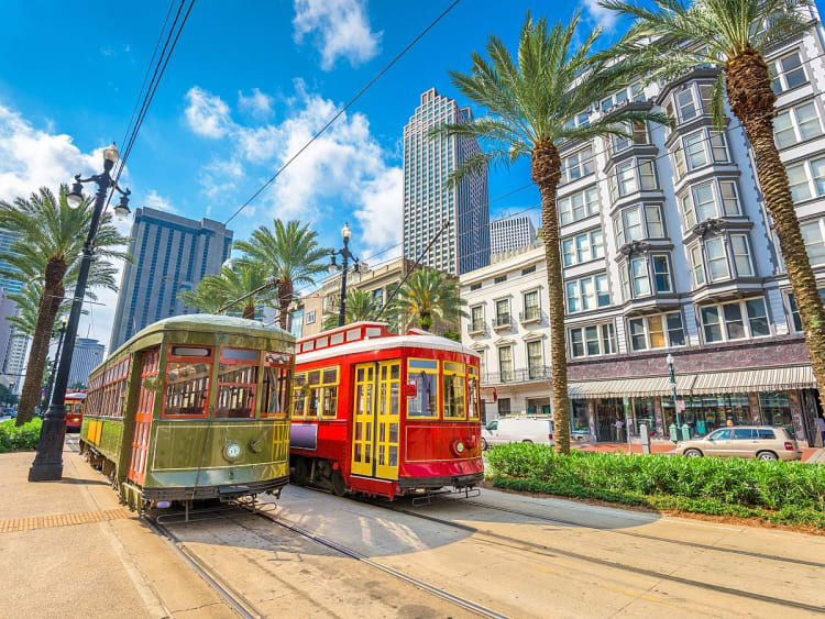 New Orleans, USA &ndash; Historische Stra&szlig;enbahnen zwischen Palmen und Hochh&auml;usern