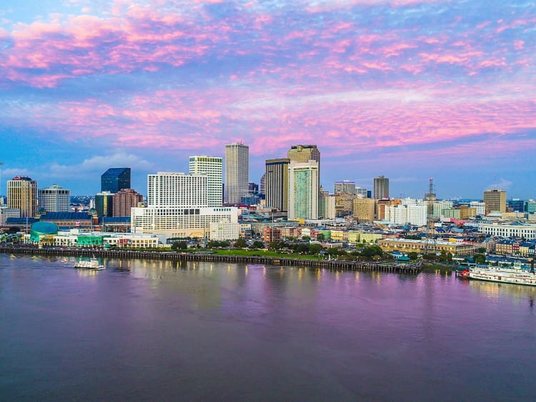 New Orleans, USA &ndash; Skyline am Mississippi bei Sonnenuntergang mit Booten